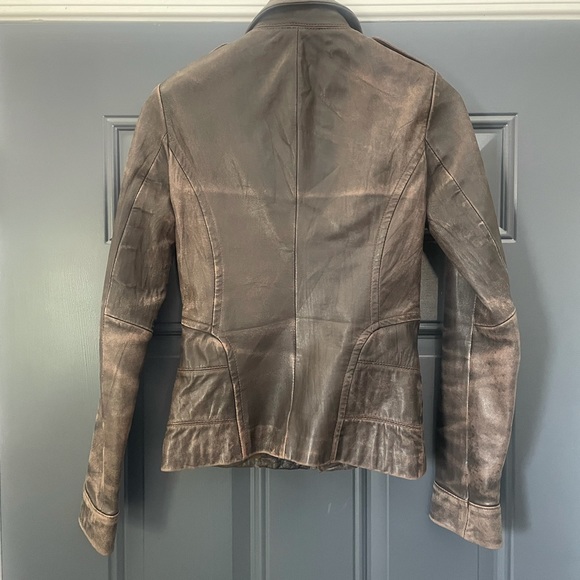 Beautiful Leather Jacket - Picture 3 of 4